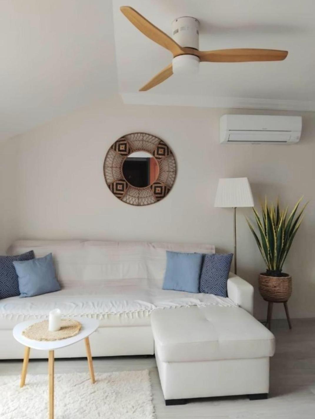 New City Penthouse Near Beach With Sunny Balcony フエンヒロラ エクステリア 写真