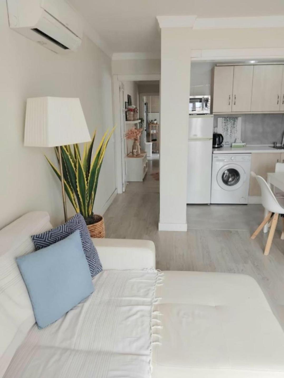 New City Penthouse Near Beach With Sunny Balcony フエンヒロラ エクステリア 写真