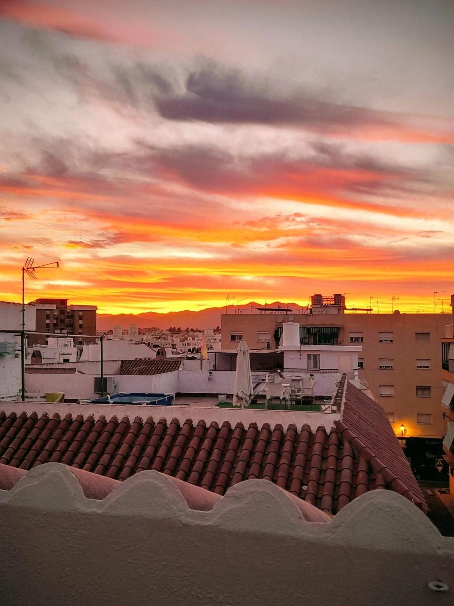 New City Penthouse Near Beach With Sunny Balcony フエンヒロラ エクステリア 写真